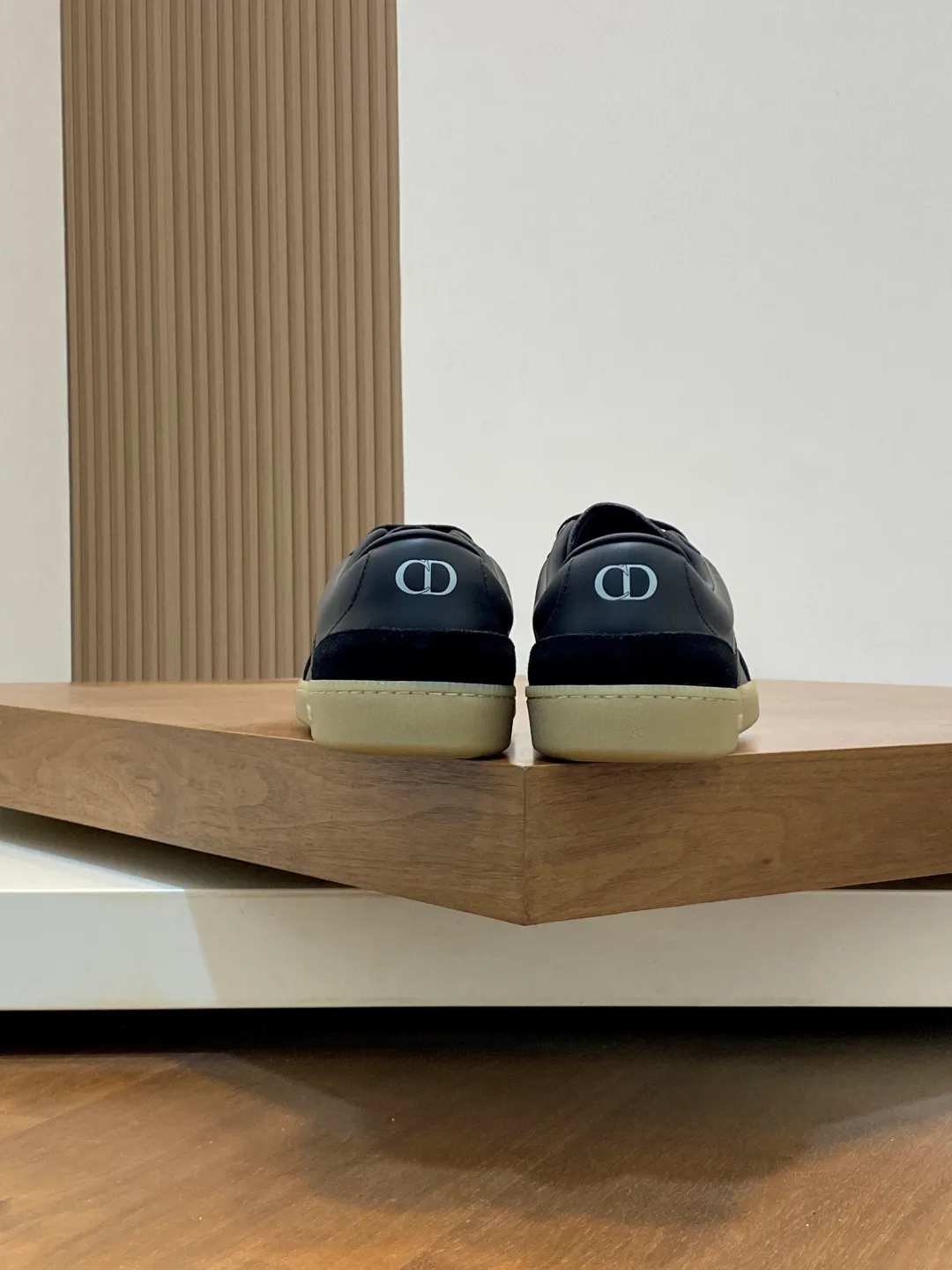 Factory price: 400💰Dior series casual sports shoes, skateboard shoes, original purchase, development and production. This sports shoe is a new product for the fall of 2023. It reinterprets the classic tennis shoes. The fashionable silhouette highlights the thick feeling. Crafted from navy and white jacquard with Oblique print and suede panels, it features a distinctive padded tongue embossed with the Dior signature, wide navy mohair laces and brass eyelets with a matte tonal finish. White rubber sole with Dior Oblique pattern, enhanced by a contrasting Dior 30 Avenue Montaigne signature on the rear. It can add fashionable temperament to casual looks. Exquisite packaging at the delivery counter 🛍📦 ▪️ Fabric: Original customized Oblique presbyopia + cowhide ▪️ Lining: Original customized sheepskin + breathable mesh ▪️ Sole: Original molded anti-slip rubber material ▪️ Bottom thickness: 4CM ▪️ Size: Men's 38-45 (38, 45, 46 customized)